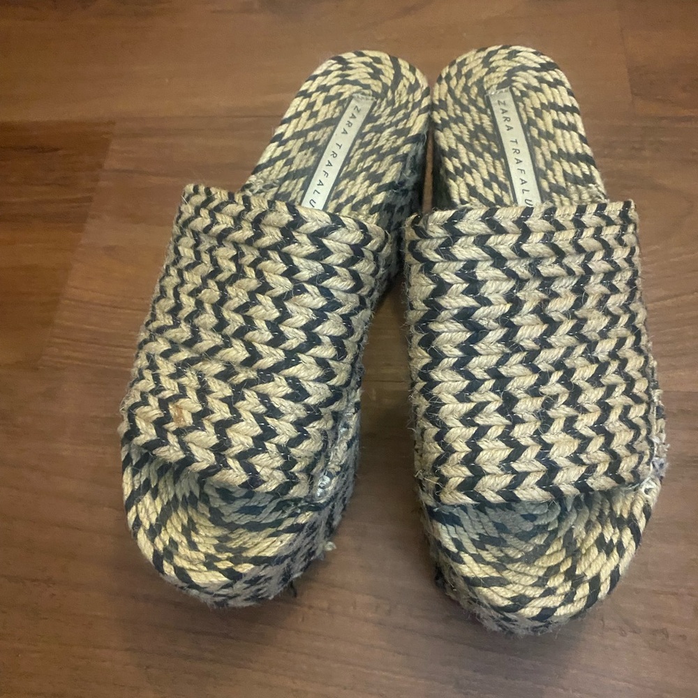 Chic Black and Tan Woven wedge platform Sandals